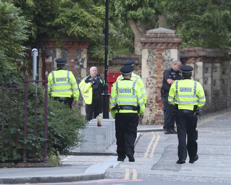 事发后大批警员到场调查。AP 