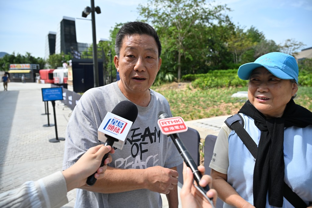 唐先生與太太領取免費船票,計劃周末帶孫仔乘坐。 唐先生與太太領取免費船票,計劃周末帶孫仔乘坐。