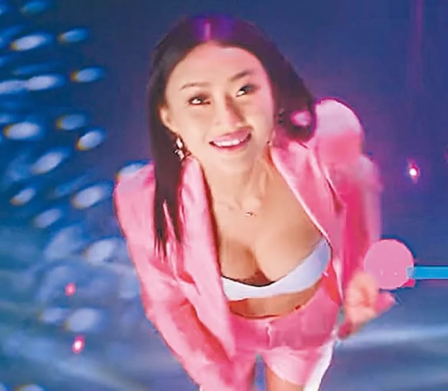 在港姐宣傳片中，鏡頭高炒，令Reina露出「湯碗胸」。