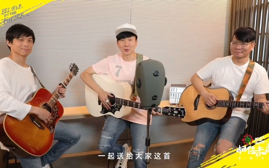 演唱音質超正 的JJ，提大家帶耳機。