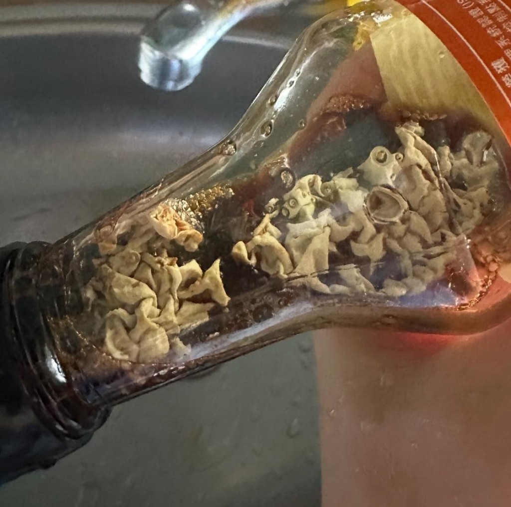 有未過期的甜豉油,樽內竟然生出一大 推像「鵝腸」的不知名核突物體,嚇得 準備用作點煎餃子的物主驚惶失措,連 忙拍照上網問個究竟。Threads截圖 有未過期的甜豉油,樽內竟然生出一大 推像「鵝腸」的不知名核突物體,嚇得 準備用作點煎餃子的物主驚惶失措,連 忙拍照上網問個究竟。Threads截圖