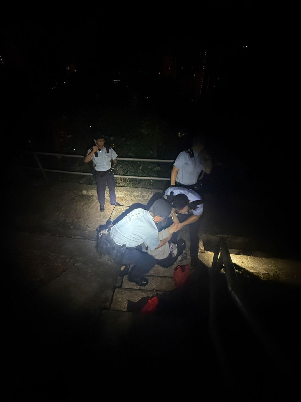警員終在山坡尋獲婆婆。