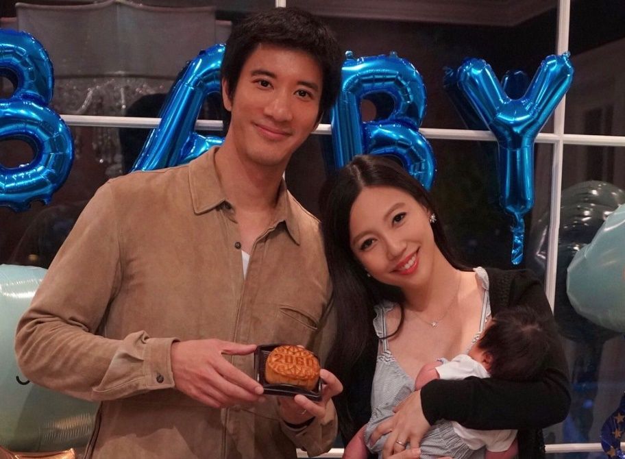 王爸指當日李靚蕾以懷有王力宏的孩子逼婚成功上位。