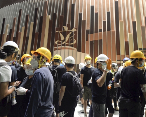 示威者於去年7月1日一度強行進入立法會綜合大樓。資料圖片