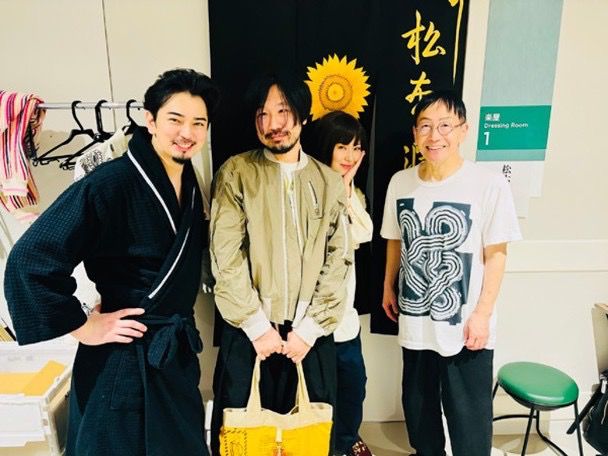 椎名林檎和廣告導演兒玉裕一(左二)去年曾一同去欣賞松本潤的舞台劇。 椎名林檎和廣告導演兒玉裕一(左二)去年曾一同去欣賞松本潤的舞台劇。