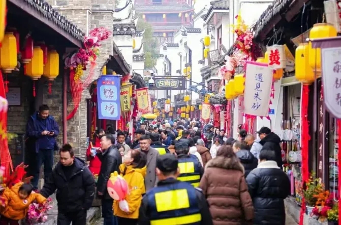 合肥三河古鎮，吸引眾多年輕人來遊玩。