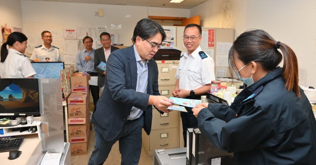 吳文傑呼籲員工積極履行公務員責任,以身作則,支持選舉。 吳文傑呼籲員工積極履行公務員責任,以身作則,支持選舉。