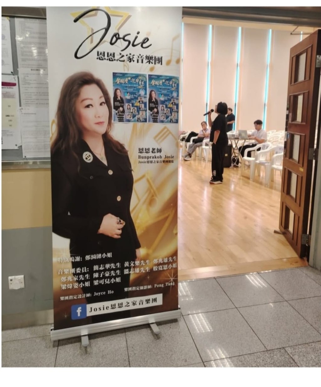 Joey指恩恩有份幫梅媽揼骨。 Joey指恩恩有份幫梅媽揼骨。