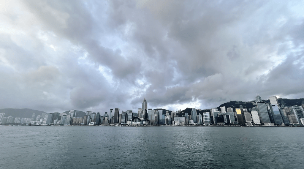 本港地區今日大致多雲，間中有驟雨及幾陣雷暴。蔡楚輝攝