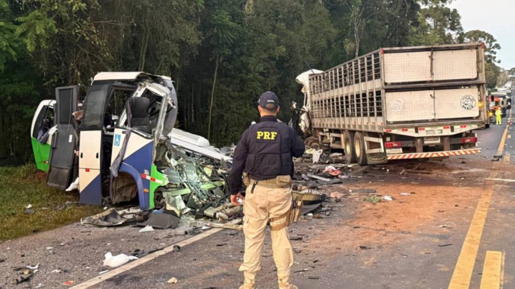 巴西一輛滿載病人的公車，與越線貨車相撞致23死5傷。當地警方