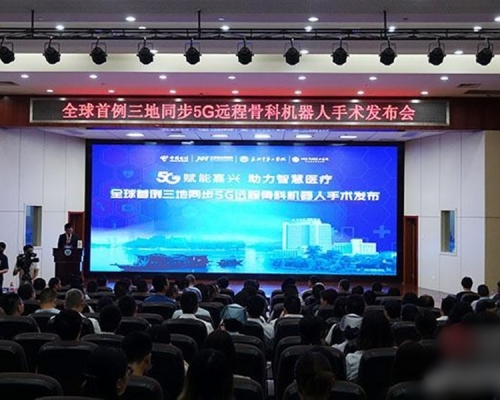 北京积水潭医院利用5G技术，同时远程操控两台天玑骨科手术机器人进行手术，创下全球首例。  网上图片