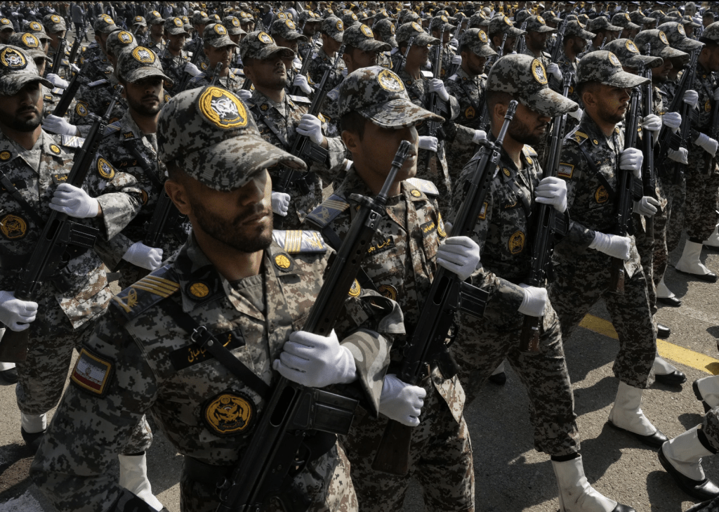 伊朗周三举行一年一度建军节阅兵仪式。美联社