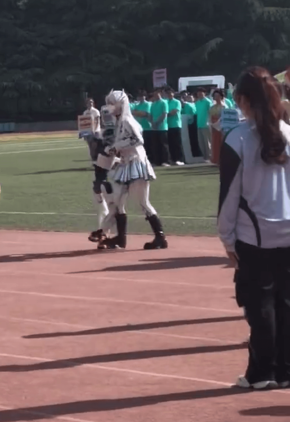 演變成女學生與機械人角力。