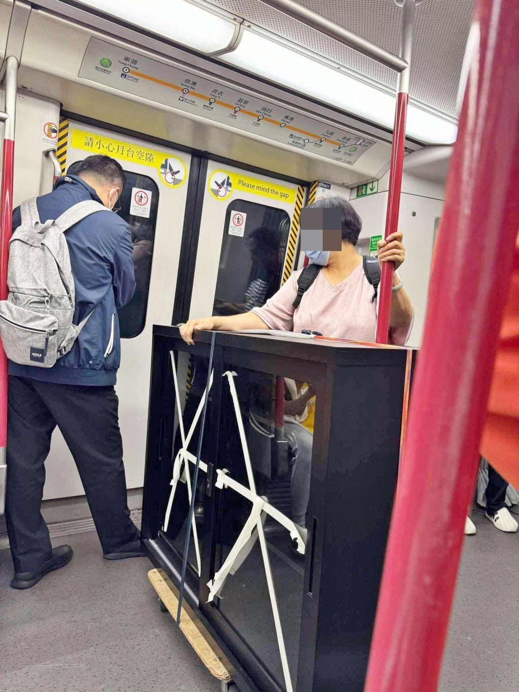車廂貨運規模越來越大。一名乘搭港 鐵東涌線的大媽,早前被拍攝到懷疑 憑一己之力把一個巨型大櫃搬入並橫 封半邊車廂。網上截圖 車廂貨運規模越來越大。一名乘搭港 鐵東涌線的大媽,早前被拍攝到懷疑 憑一己之力把一個巨型大櫃搬入並橫 封半邊車廂。網上截圖