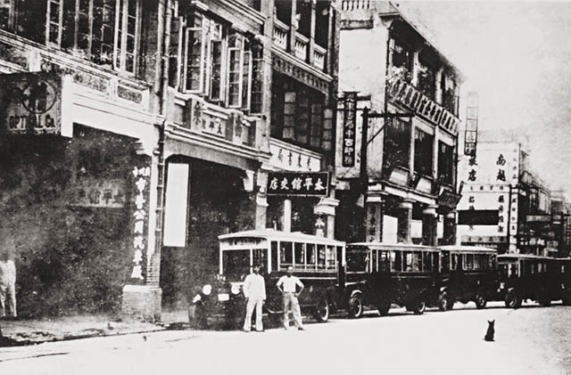 首家太平館餐廳於1860年在廣州開業，其後在於其他地點開分店，圖為1927在廣州永漢路開設的分店。(維基百科)