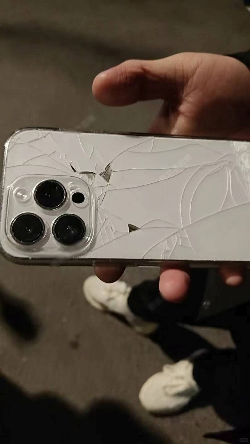 近日市面出現「手機碰瓷黨」。FB：Wai Ting Mok@揭穿騙案 - 香港騙案關注組