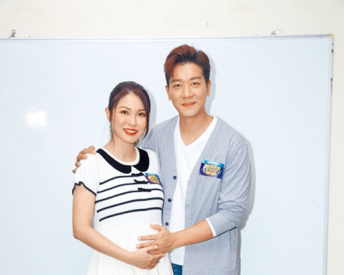 ■黎諾懿捧老婆巨肚拍照，幸福滿瀉。
