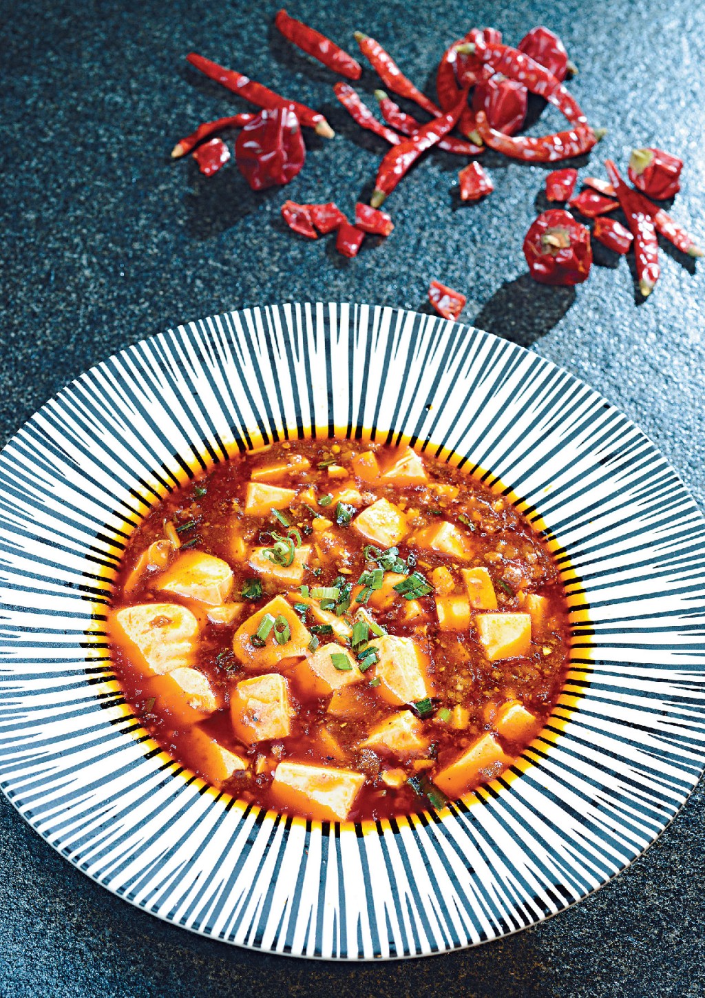 麻婆豆腐中的重要材料辣椒，於明朝傳入中國。