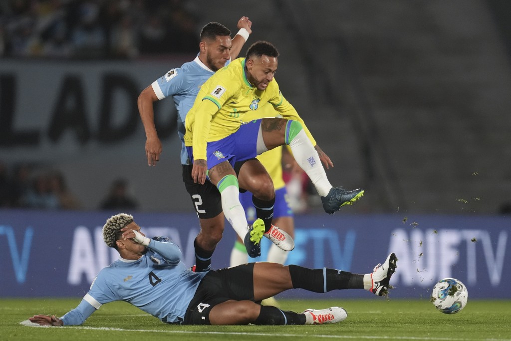 尼马在对乌拉圭的赛事的４４分钟被踢跌，即时展示痛苦表情。美联社