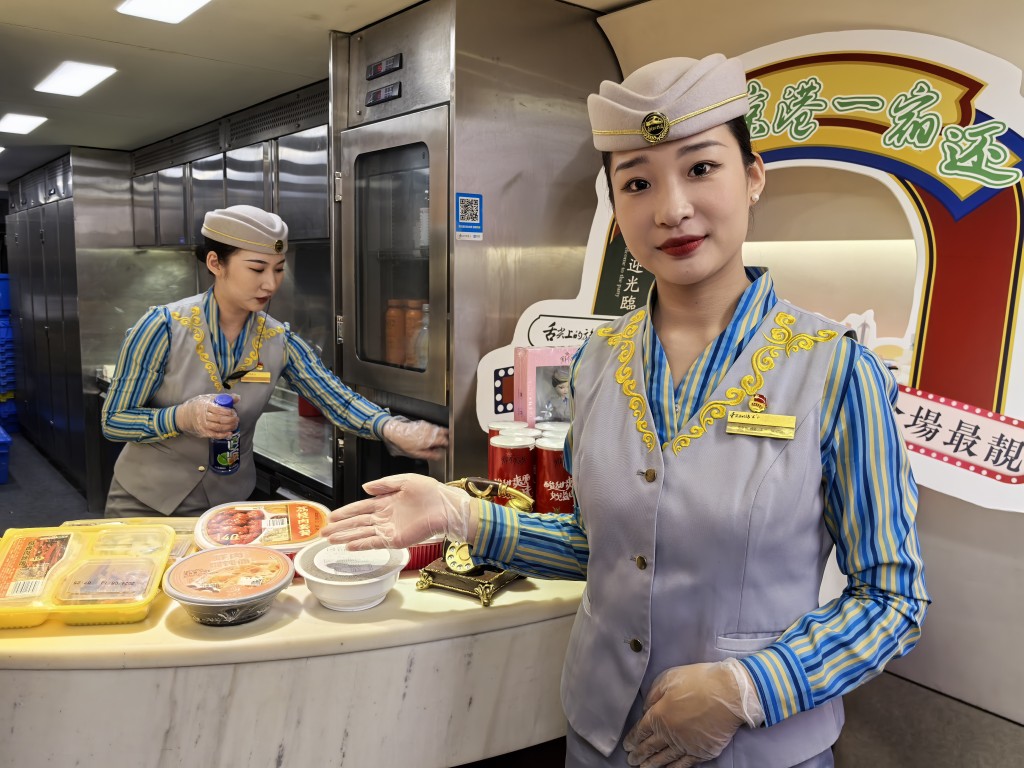 高鐵臥鋪列車上有多種京港特色食物可借選擇。資料圖片