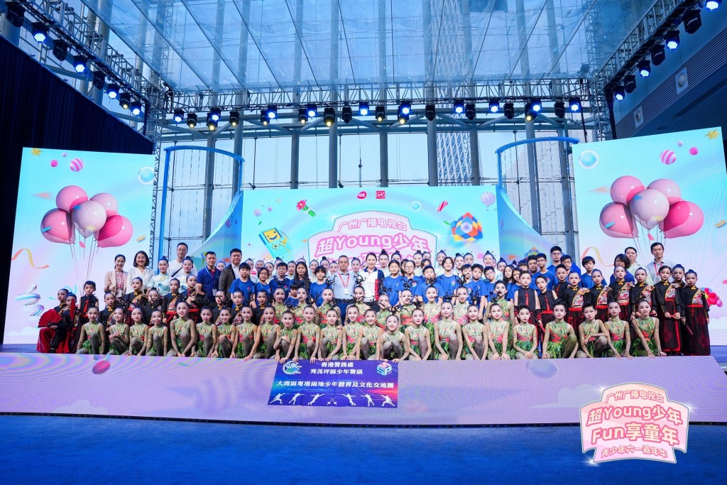 少讯剑击队参观广州广播电视台，观看了电视台预演612儿童节的表演活动。