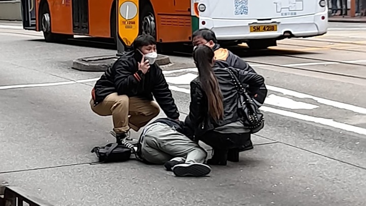 男途人被巴士撞傷倒地。fb:馬路的事討論區
