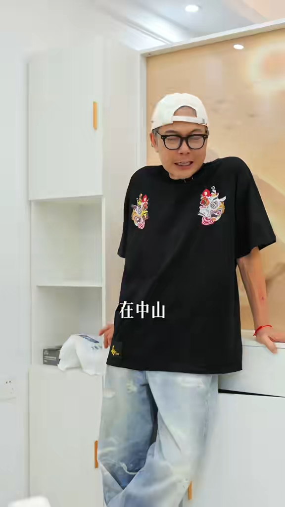 錢小豪說:「在中山生活的節奏是不是很無聊?」 錢小豪說:「在中山生活的節奏是不是很無聊?」
