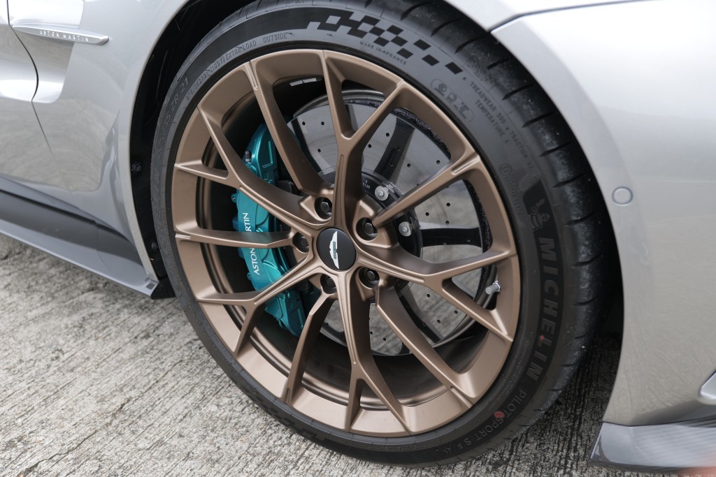 全新超跑Aston Martin Vantage配上21吋Y形啞面古銅色鍛造輪圈(附加項目)及Michelin特製Pilot Sport S 5輪胎。