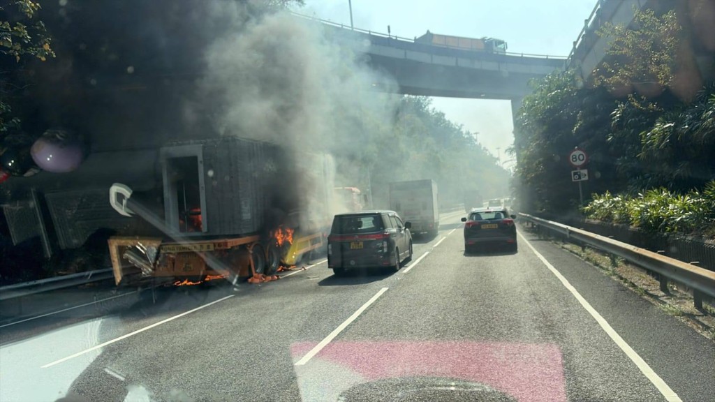 青衣西北交匯處今晨有貨櫃車起火，導致多部巴士臨時改道。FB：香港公共交通智庫 