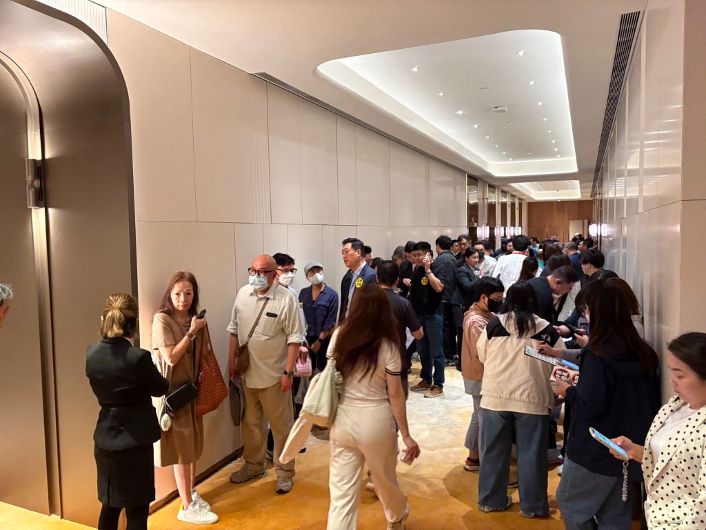 于登记时间开始前已有数十组客人到场。