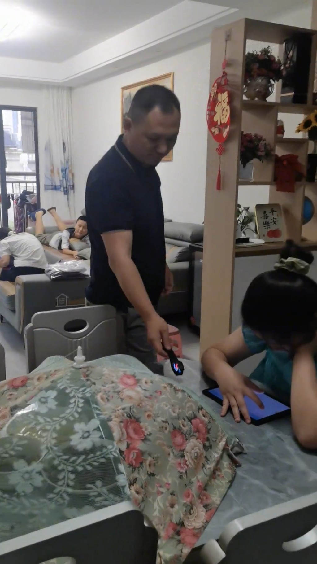 男子將手錶放在女兒身旁。抖音@一諾千66 男子將手錶放在女兒身旁。抖音@一諾千66