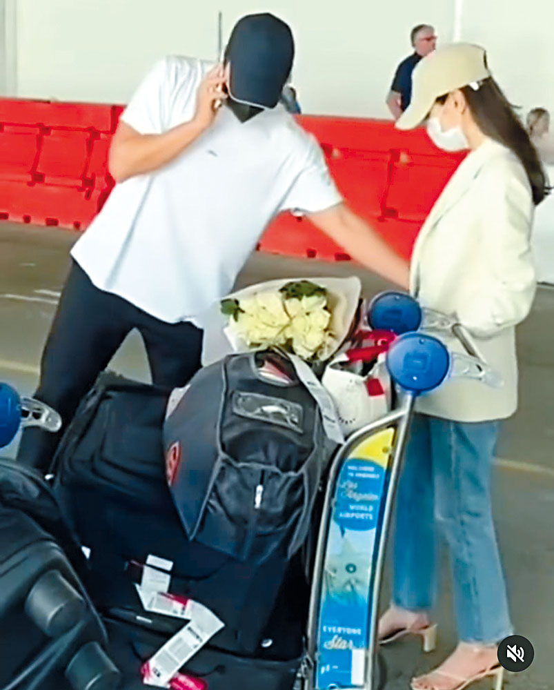 玄彬見有大巴駛近，即拉老婆孫藝珍拉埋身邊。
