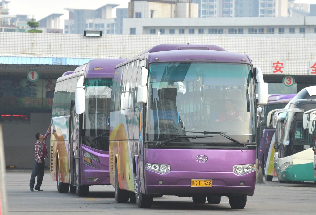 現場已設立巴士綫資料牌,亦有紫色車色的口岸巴士經過該站