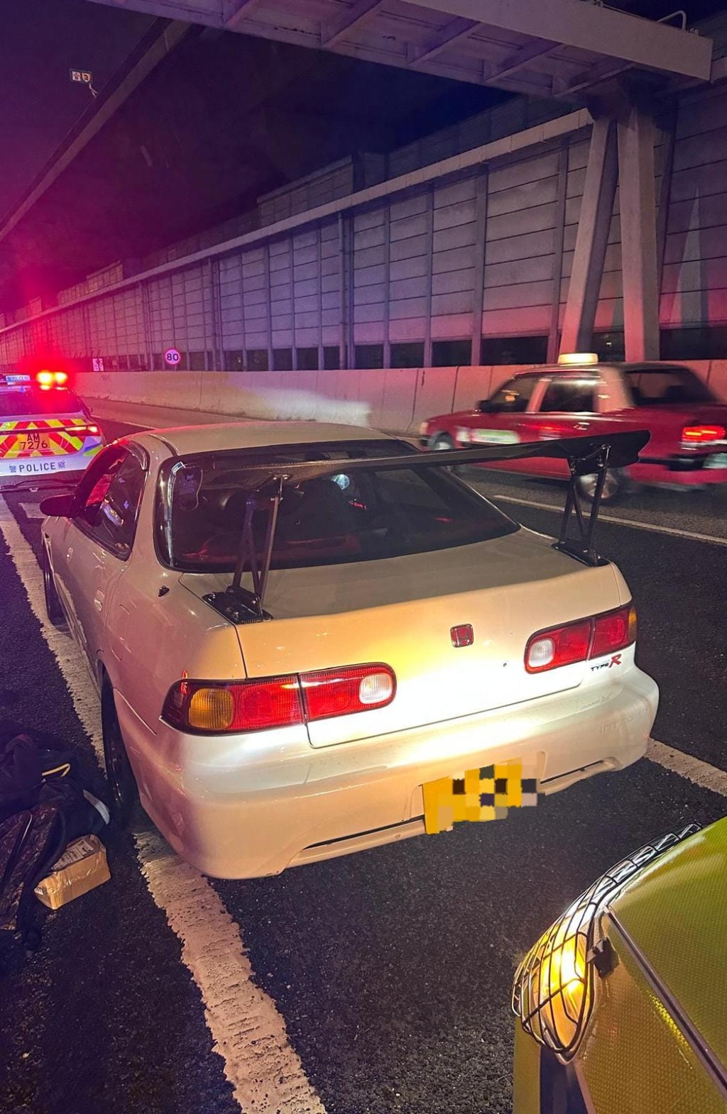 新界南总区交通部于圣诞长假期打击非法赛车、酒后及毒后驾驶，共拘捕7人及扣留9辆涉非法改装车辆。警方提供