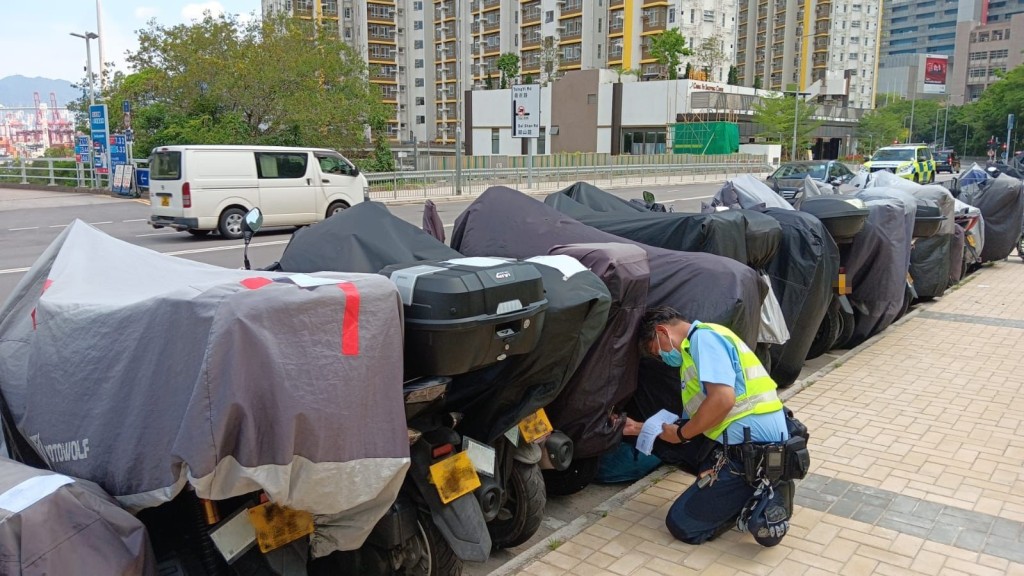 警方於葵涌嚴打電單車違例，共發809張傳票。警方圖片