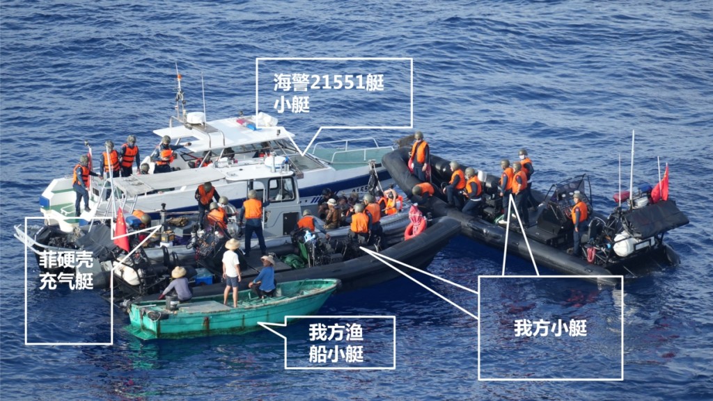 中国三海警快艇和一渔船将菲方船包围，中国海警并登上菲方的船检查。
