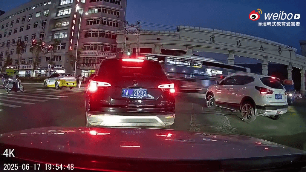 巴士撞上正在左轉的車輛。 巴士撞上正在左轉的車輛。