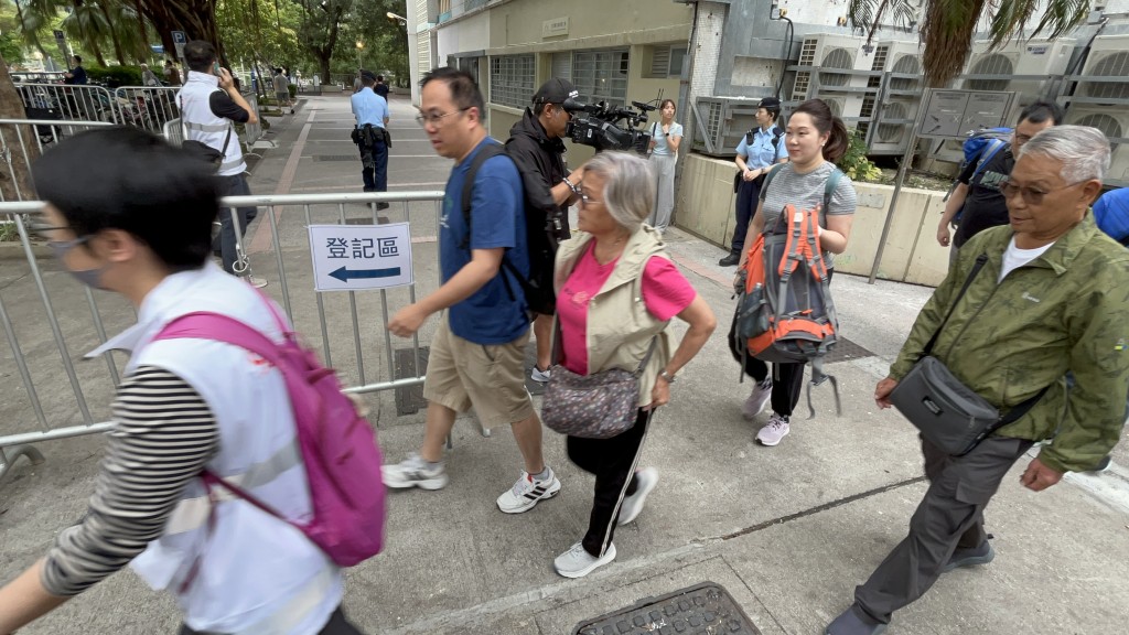 居民早前獲分批返回住所執拾物品。資料圖片 居民早前獲分批返回住所執拾物品。資料圖片