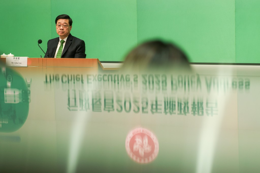 李家超召開施政報告記者會，解答傳媒提問。