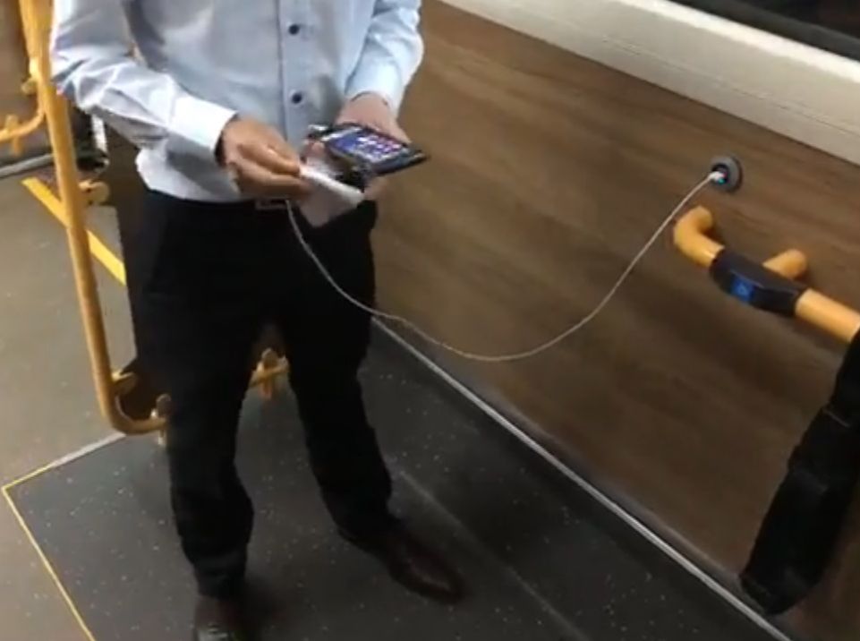 輪椅位旁設USB插頭。