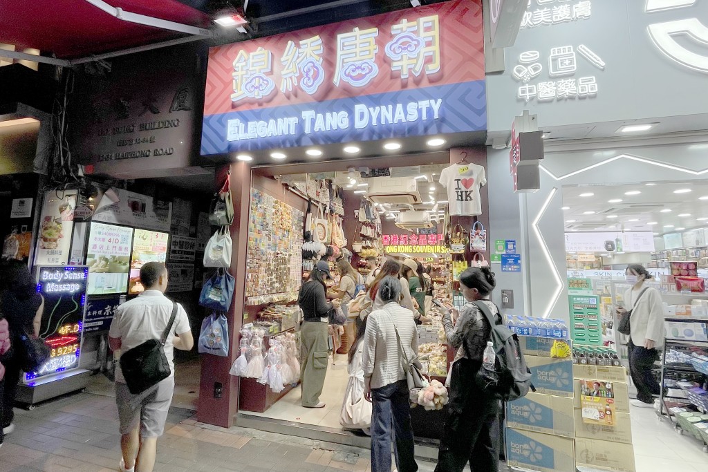 海防道35至37号海利行地下C号舖，以每月32万租出，呎租427元。