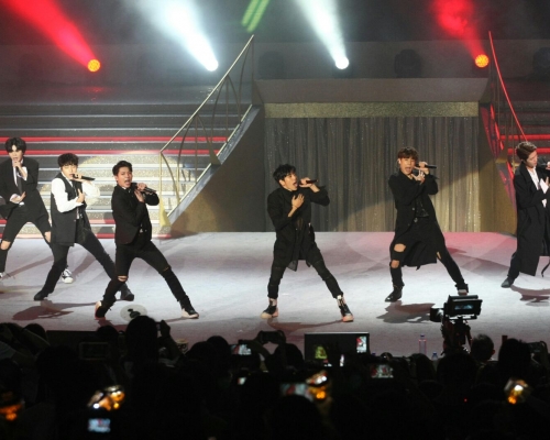 INFINITE压轴演出，全场劲high！