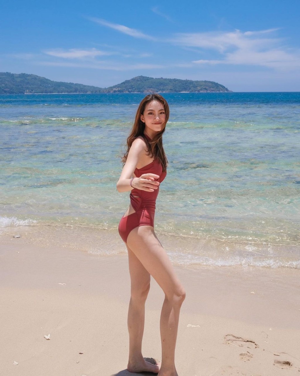 杨咏彤身穿粉红色泳衣尽晒高䠷身形。