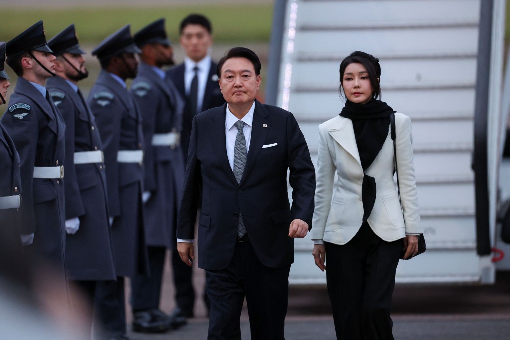韩国第一夫人挨讽“断头台皇后”，收Dior手袋旧偷拍片再惹非议。 路透社