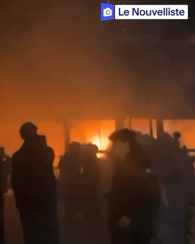 酒吧內烈燄熊熊。X@mamboitaliano__