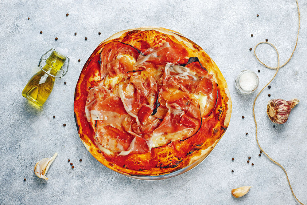 情人眼里出肉肉Pizza，香脆薄饼面有多种意大利火腿及辣肉肠，真材实料、用料丰富，吃罢大满足。