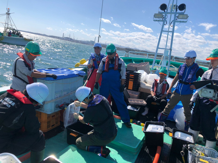 国际原子能总署首度对福岛海水进行独立采样。（国际原子能总署）