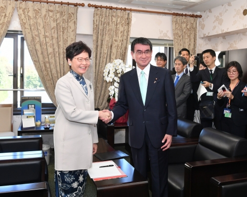 林鄭月娥(左)與日本外務大臣河野太郎(右)會面。政府新聞處