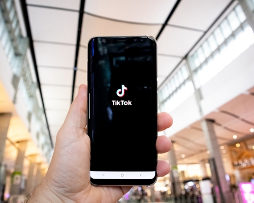 統計指TikTok成為去年全球最多人下載手機應用程式。Unsplash示意圖