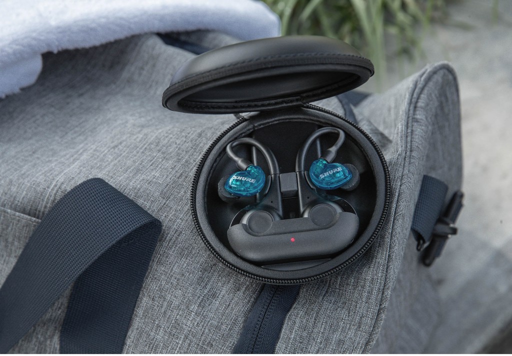 ●Shure推出了第二代模组化设计的AONIC 215真无线耳筒。